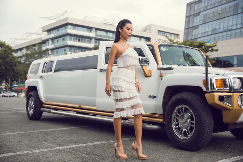 Bộ ảnh của người đẹp châu Á từng là tiếp viên hàng không bên cạnh chiếc  siêu xe Hummer H3 Limousine được khá nhiều người đánh giá là lu mờ trước bạn diễn bên cạnh, trang phục không ăn nhập và kiểu tạo dáng có phần hơi cứng, không tạo được điểm nhấn.